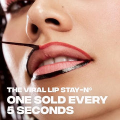 قلم تحديد الشفاه Sacheu STAY-N Peel Off Lip Stain — أحمر شفاه مطفي يدوم طويلاً مقاوم لنقل وشم الشفاه، غني بحمض الهيالورونيك وفيتامين E لجميع أنواع البشرة — نباتي وخالٍ من القسوة، MUAH-VE
